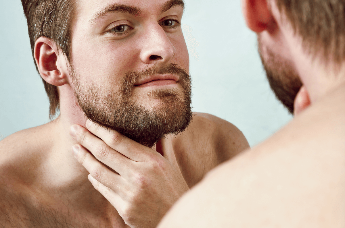 Homem verificando resultados no espelho